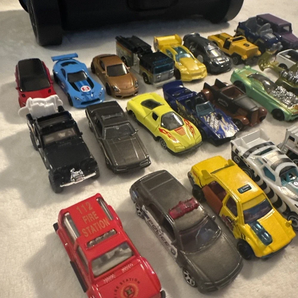 Big HOT WHEELS Lot Rolling 110 Car Carry Case With Mix Of 30 Vehicles